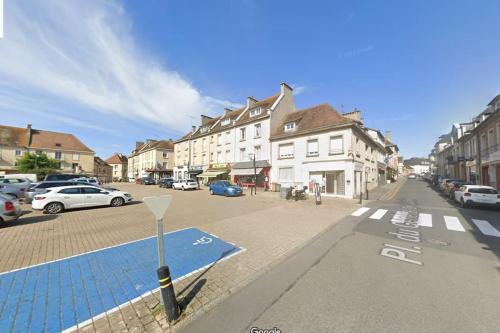 Nid douillet en Suisse Normande في Thury-Harcourt: شارع فيه غرض ازرق على جانب الطريق