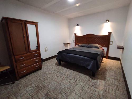 1 dormitorio con 1 cama grande y vestidor en Hospedaje Guadalajara, en Guadalajara