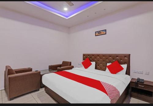 Een bed of bedden in een kamer bij Hotel SS PALACE