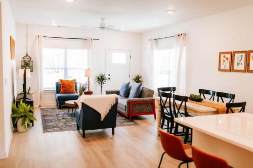 a living room with a couch and a table at Artists Retreat - Dt Athens, Uga, Classic Center in Athens