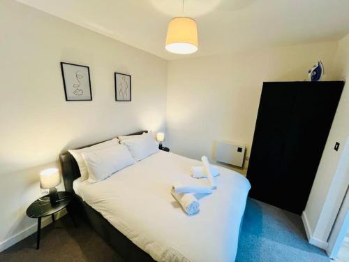 um quarto com uma cama com duas toalhas em Cozy and Modern 1 Bed Apartment in Prime Location em Manchester
