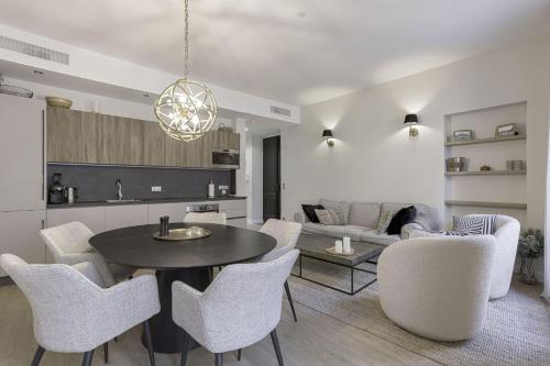 une cuisine et un salon avec une table et des chaises dans l'établissement Appartement De Luxe, Meynadier by Halldis, à Cannes