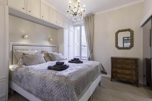 une chambre avec un lit avec deux serviettes dessus dans l'établissement Appartement De Luxe, Meynadier by Halldis, à Cannes