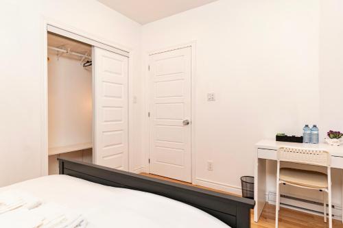 a bedroom with a bed and a desk at Clara’s homestay in Montréal