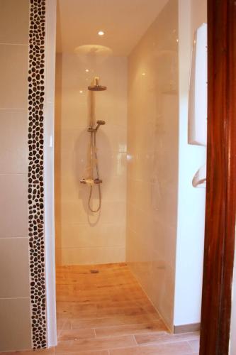 une salle de bain avec une douche avec une porte vitrée dans l'établissement BRETAGNE - La Villa Littorine, à Ploemeur