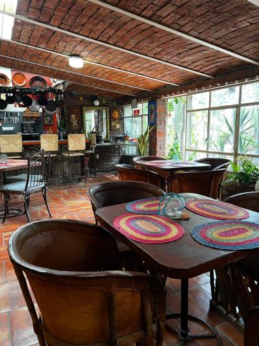 um restaurante com mesas e cadeiras num quarto em Casa Tlaquepaque em Guadalajara