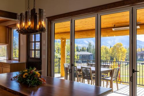 Un balcón o terraza en Snow Creek Cabins by Fernie Lodging Co