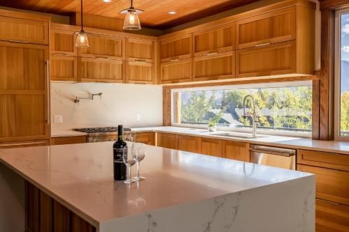 Una cocina o cocineta en Snow Creek Cabins by Fernie Lodging Co