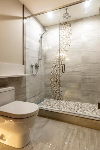 Un baño de Snow Creek Cabins by Fernie Lodging Co