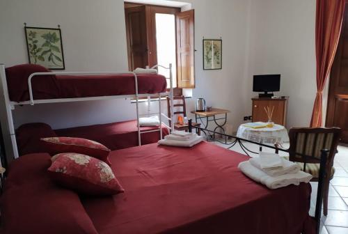 sala de estar con 1 cama y 2 literas en Anna dei Sapori, en Castelnuovo Cilento