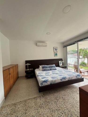 a bedroom with a bed and a large window at Villa Tarek in Carmen de Apicalá