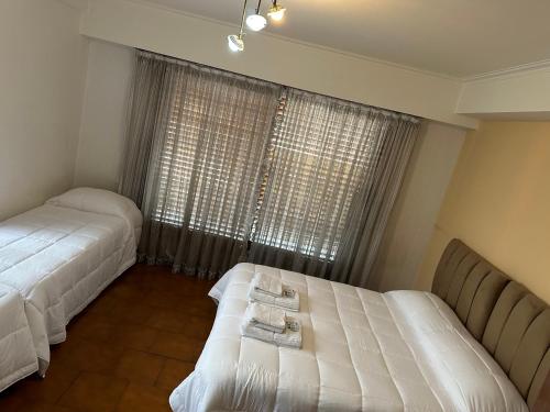1 dormitorio con 2 camas y ventana en LPR Express en Monte Grande