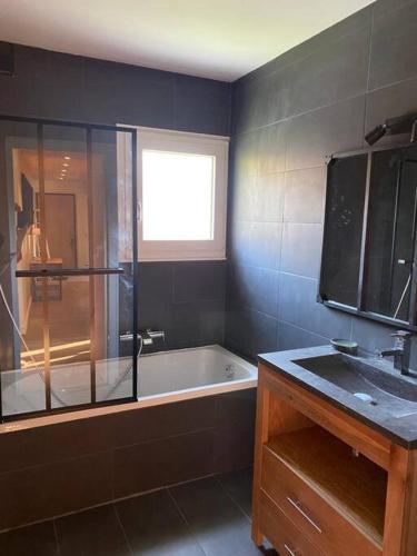 une salle de bain avec une baignoire et un lavabo dans l'établissement Appartement Au pied du Jaillet, à Megève