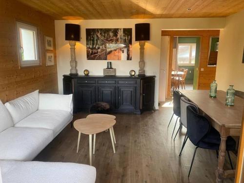 un salon avec un canapé et une table dans l'établissement Appartement Au pied du Jaillet, à Megève