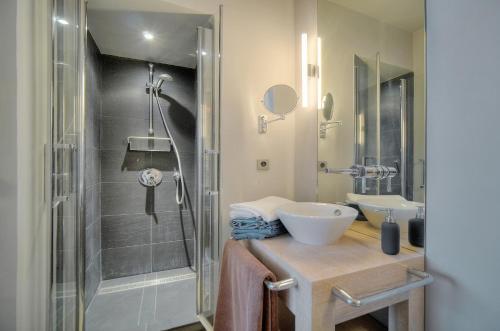 une salle de bain avec un lavabo et une douche dans l'établissement Le Ed- Croisette - Parking - VCA, à Cannes