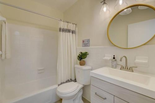 uma casa de banho com um WC, um lavatório e um espelho. em 2BR Coastal Getaway! em Fort Lauderdale
