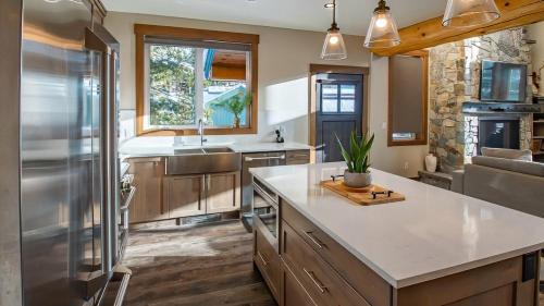 Una cocina o cocineta en Snow Creek Cabins by Fernie Lodging Co
