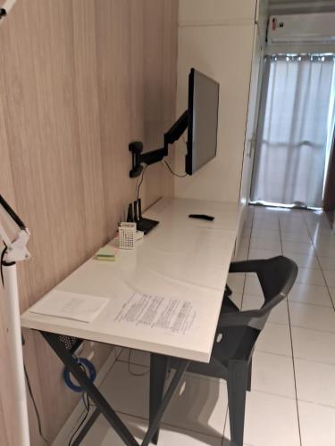 a desk with a computer and a lamp on it at Edifício Belluno in Ribeirão Preto