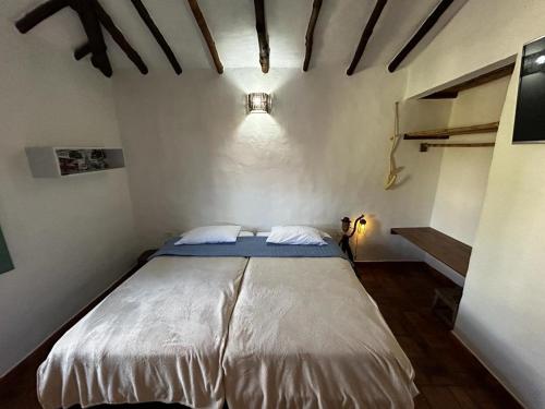 um quarto com uma cama grande num quarto em Casa Castañeto Barichara em Barichara