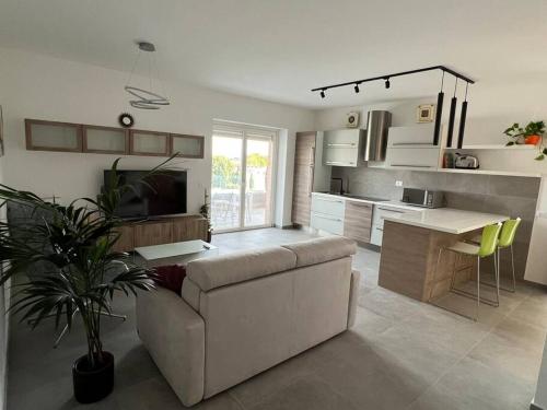 ティヴォリ・テルメにあるLe Calle appartamentoのソファとキッチンのあるリビングルーム