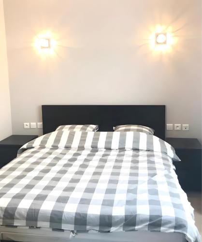 - une chambre avec un lit à double vitrage dans l'établissement Appartement moderne au centre de Paris, 3ème, à Paris
