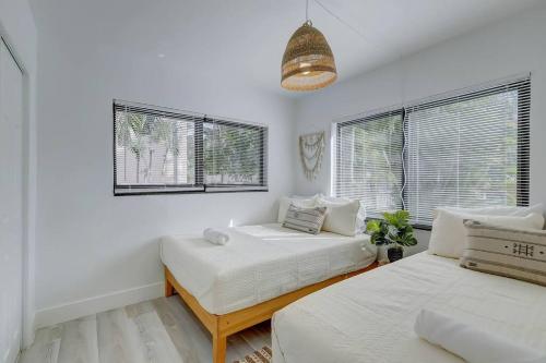 Llit o llits en una habitació de Chic Retreat: 2BR Apartment!