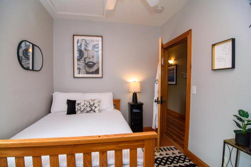 1 dormitorio con 1 cama y puerta de madera en The Inn on Pamlico Sound, en Buxton