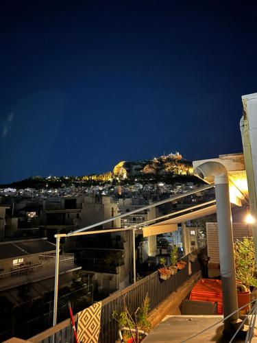 - une vue de nuit depuis le toit d'un bâtiment dans l'établissement Amazing view apartment in Exarcheia Athens, à Athènes