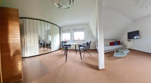 a living room with a table and a couch at Ferienwohnung EnergiePunkt am Planitzwald in Bennewitz