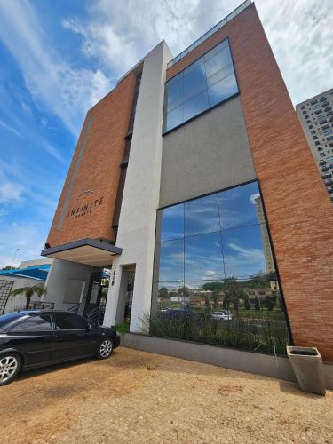 a black car parked in front of a building at Edifício Infinite in Ribeirão Preto