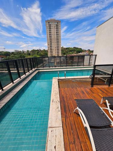 a swimming pool on the roof of a building at Edifício Infinite in Ribeirão Preto