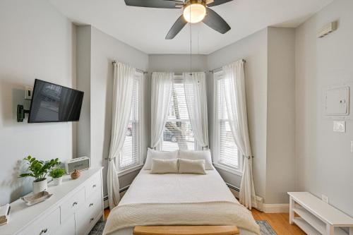- une chambre avec un lit et un ventilateur de plafond dans l'établissement Cozy Somerville Studio 2 Mi to Boston, Walk to T!, à Somerville