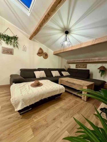 a living room with a couch and a table at Spacieux & cozy, wifi gratuit, parking, proximité plage 15 min in Puget-sur Argens