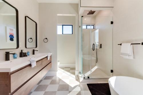 een badkamer met een glazen douche en een toilet bij Brand New Modern 4 Bedroom House Pickfair Village in Los Angeles