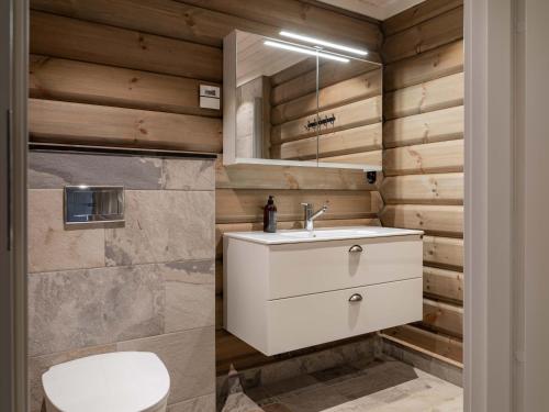 a bathroom with a white sink and a mirror at Åre Valley Lodges - Björnbergshyllan 9B in Åre