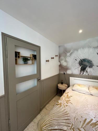 um quarto com uma cama e uma porta de correr em Villa bernadac em Ornolac-Ussat-les-Bains