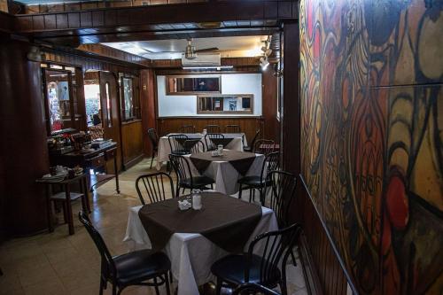 - un restaurant avec des tables et des chaises dans une salle dans l'établissement Hotel Casablanca, à Durango