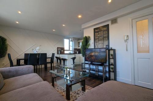 a living room with a couch and a tv at Fantastic Central 2DB Apt in Hulme in Manchester