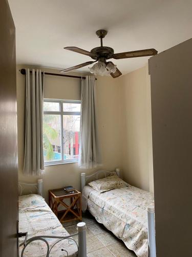 una camera con 2 letti e un ventilatore a soffitto di Cabo frio praia do forte ed praiamares vista lateral mar a Cabo Frio