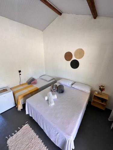 dwa łóżka w pokoju z dwoma łóżkami w obiekcie Vila Cajuzinho w mieście Caraíva