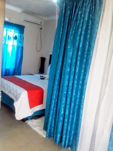 Una cama o camas en una habitación de Nachural Inn