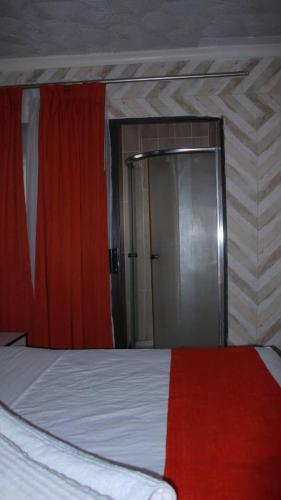 Una cama o camas en una habitación de Nachural Inn