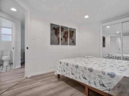- une chambre blanche avec un lit et une salle de bains dans l'établissement Ocean & Bay Panorama 4 Levels Rooftop with Hot Tub, à San Diego
