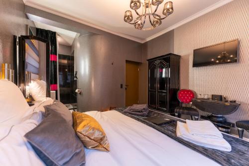 a hotel room with a bed and a sink at La Belle 10 in Cologne