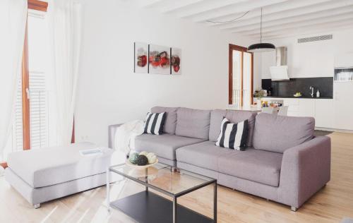a living room with a couch and a table at Apartamento Santa Creu in Palma de Mallorca