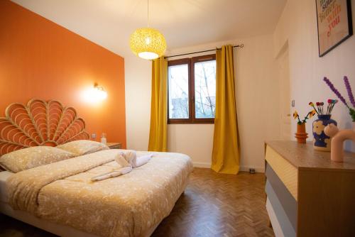 Schlafzimmer mit einem Bett und einem Fenster in der Unterkunft Appartement Alegria - Disney - Vallée Village - Paris in Chessy