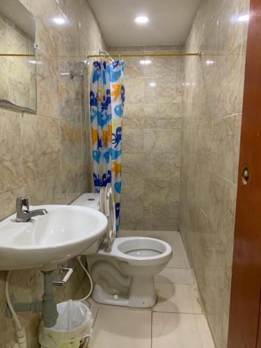 łazienka z umywalką i toaletą w obiekcie Posada Cartagena Histórica w mieście Cartagena de Indias