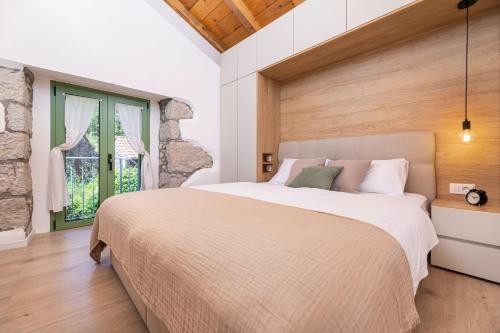 Un dormitorio con una cama grande y una ventana en Hidden House Porta, en Krk