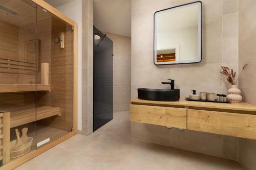 ein Bad mit einem Waschbecken und einem Spiegel in der Unterkunft Hidden House Porta in Krk