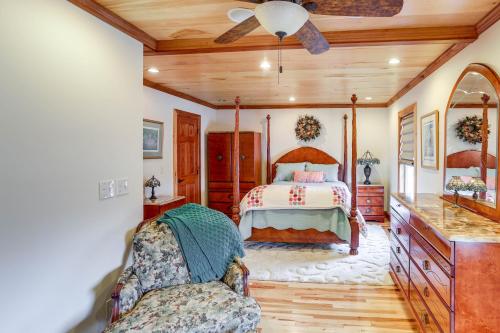 曼斯菲爾德的住宿－Warm and Cozy Mansfield Home Deck, Gas Fire Table!，一间卧室配有一张床和吊扇